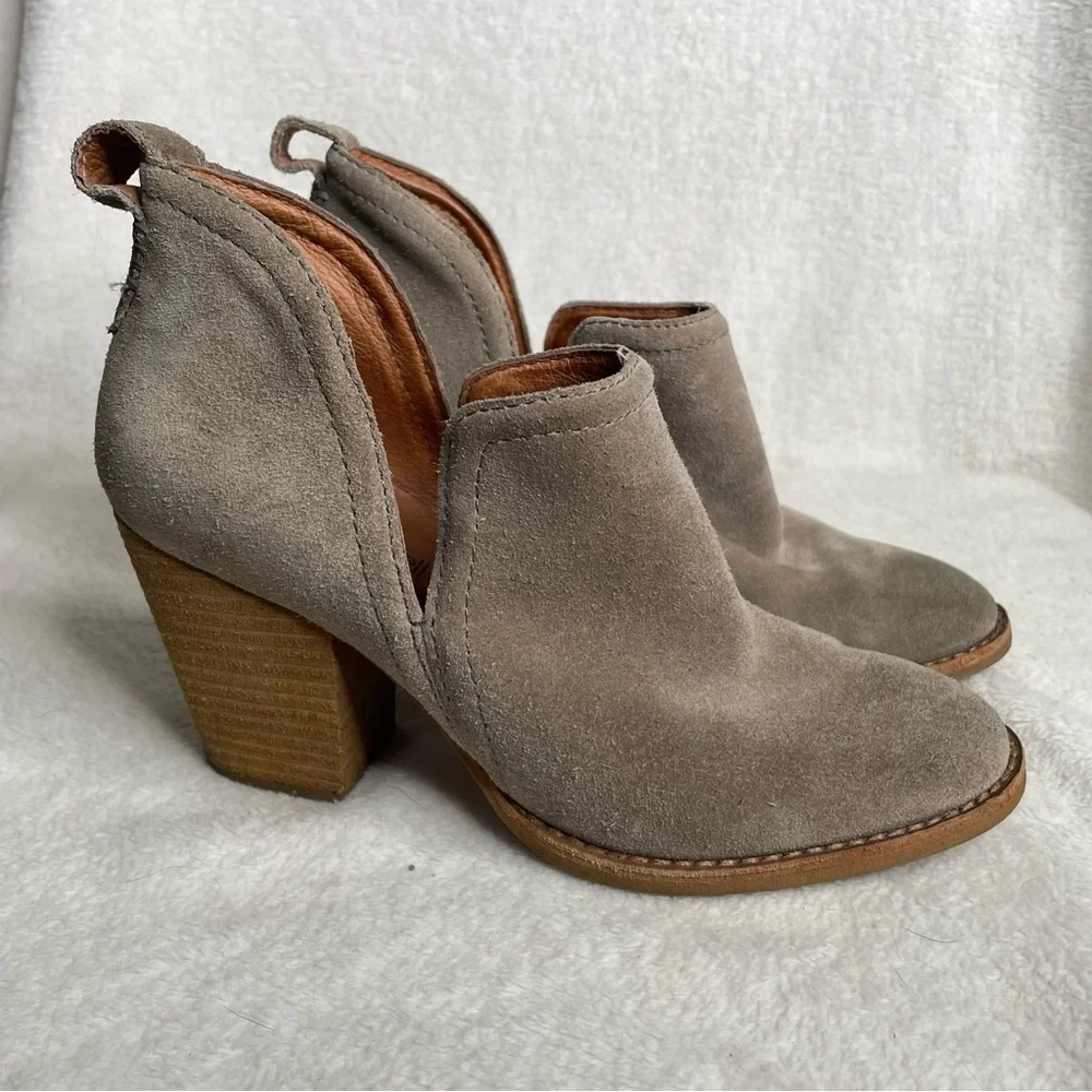 Jeffrey Campbell Rosalee Taupe Suede Ankle Stacked Heeled Booties Size 6‎